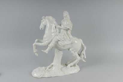 null SAMSON
Grande figure équestre de Louis XIV en porcelaine émaillée blanche.
Marque...