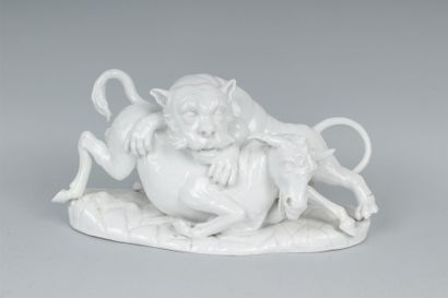 null FÜRSTENBERG
Groupe en porcelaine émaillée blanche représentant un lion attaquant...