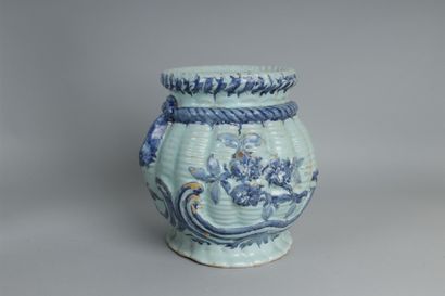 null NEVERS
Vase ovoïde en faïence à décor en relief rehaussé en bleu de motifs de...