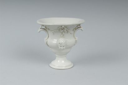 null ITALIE
Petit vase en porcelaine émaillée blanche de forme Médicis à décor en...