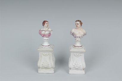 null DOCCIA
Deux bustes en porcelaine représentant un homme et une femme drapés à...