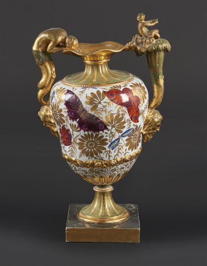 null ANGLETERRE
Grand vase en forme d'aiguière en faïence à décor polychrome de papillons...