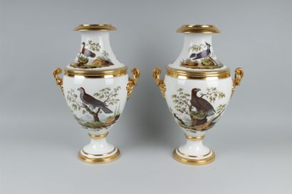 null PARIS
Paire de vases glacières couverts de forme balustre en porcelaine à décor...