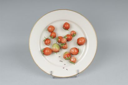 null Assiette en porcelaine à décor en trompe l'oeil et polychrome de fraises et...