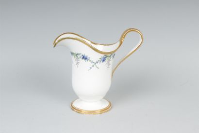 null SEVRES 
Pot à lait étrusque en porcelaine tendre de la première grandeur à décor...