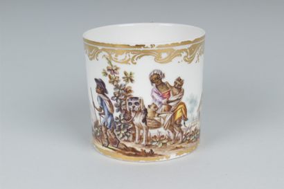 null SEVRES
Gobelet litron en porcelaine dure à décor polychrome de singes dans un...