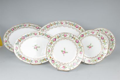 null PARIS 
Ensemble de trois plats ronds et trois plats ovales en porcelaine à décor...