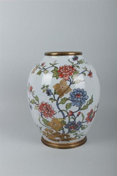 null ITALIE DU SUD
Vase de forme oblongue en faïence à décor polychrome et or de...