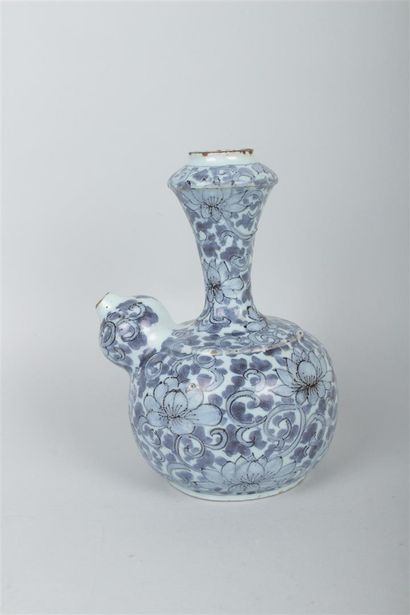 null DELFT
Kendi en faïence d'après le modèle en porcelaine de Chine du XVIIème siècle...