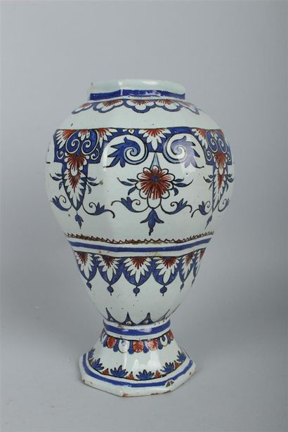 null ROUEN
Vase de forme balustre octogonale à piédouche en faïence à décor en camaïeu...