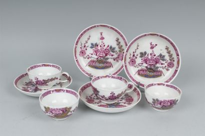null MEISSEN
Suite de quatre tasses à thé et leur soucoupe en porcelaine à décor...