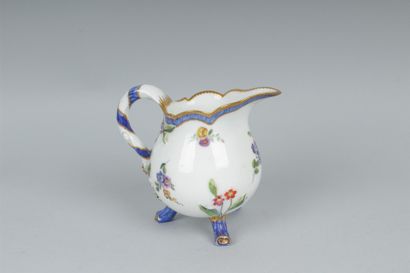 null VINCENNES
Pot à lait à trois pieds en porcelaine tendre à décor polychrome de...