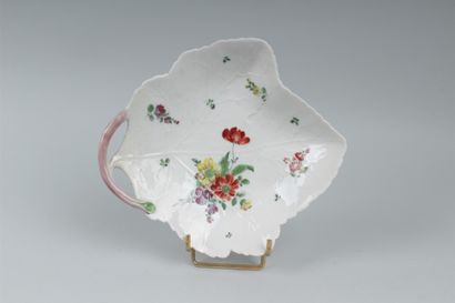 null VENISE
Petit compotier en forme de feuille en porcelaine à décor polychrome...