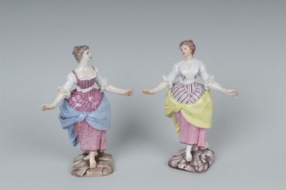 null DOCCIA
Deux statuettes en porcelaine représentant une jeune femme les bras étendus,...