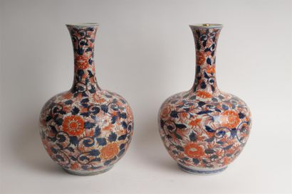null JAPON
Paire de vases en porcelaine à panse ovoïde et long col cylindrique évasé...