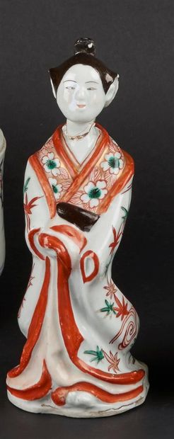 null JAPON
Statuette de Bijin en porcelaine, sa tunique à décor rouge, vert, noir...