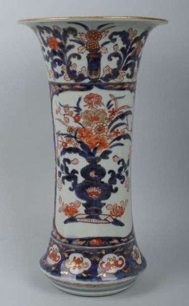 null JAPON
Vase de forme cornet en porcelaine à pans coupés à décor bleu, rouge et...