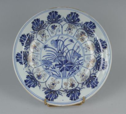 null JAPON
Assiette en porcelaine à décor en camaïeu bleu et or de lotus et réserves...