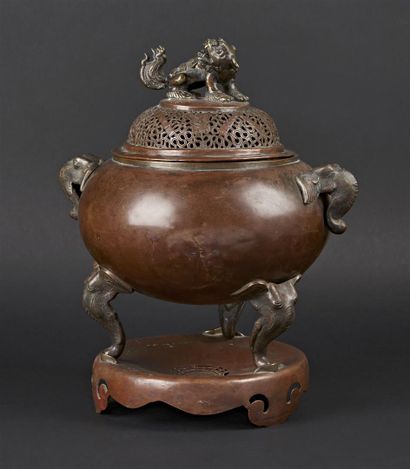 null INDOCHINE - Vers 1900
Brûle-parfum tripode en bronze à patine brune, les pieds...