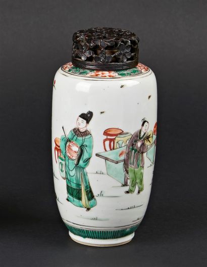 null CHINE
Petit vase cylindrique en porcelaine à décor polychrome des émaux de la...