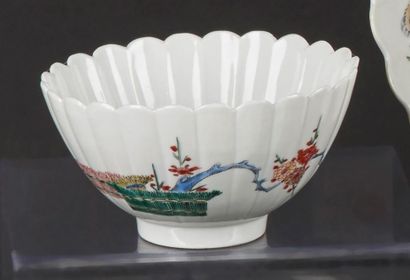 null JAPON
Bol à bord lobé en porcelaine à décor polychrome Kakiemon de haies fleuries,...