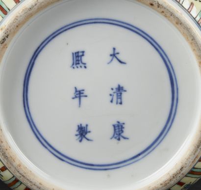 null CHINE
Vase rouleau en porcelaine à décor polychrome des émaux de la Famille...