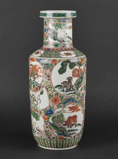 null CHINE
Vase rouleau en porcelaine à décor polychrome des émaux de la Famille...