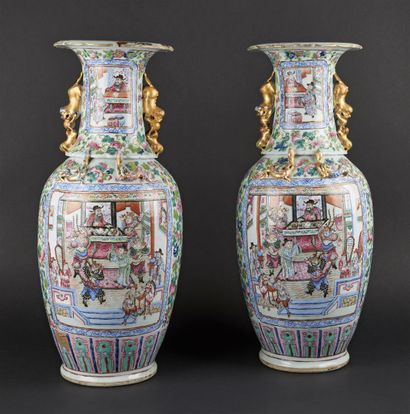 null CANTON
Paire de grands vases de forme balustre en porcelaine à décor polychrome...