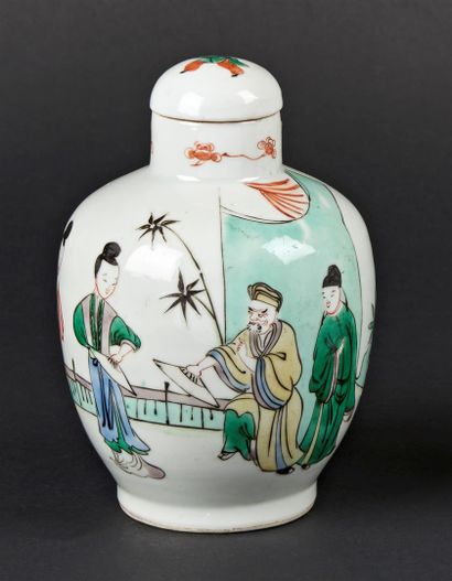 null CHINE
Vase couvert en porcelaine à décor polychrome des émaux de la famille...