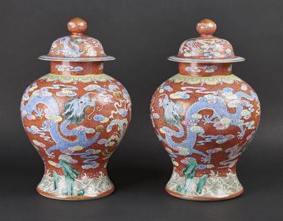 null CHINE Période DAOGUANG (1820-1850)
Paire de potiches de forme balustre couvertes...