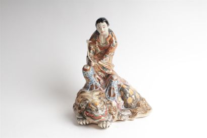 null JAPON
Figure représentant une jeune femme assise sur un lion à décor bleu, rouge...