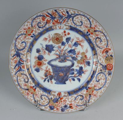 null CHINE
Plat rond en porcelaine à décor bleu, rouge et or dit Imari au centre...