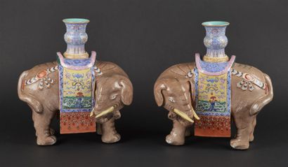 null CHINE
Paire d'éléphants en porcelaine à décor polychrome des émaux de la Famille...