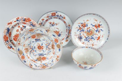 null CHINE
Deux assiettes, une coupe circulaire et un bol en porcelaine à décor bleu,...