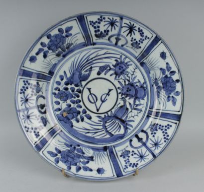null JAPON
Plat rond en porcelaine à décor en bleu sous couverte dans le style des...
