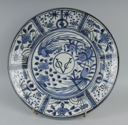 null JAPON
Plat rond en porcelaine à décor en bleu sous couverte dans le style des...