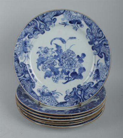 null CHINE
Suite de sept assiettes en porcelaine à décor en bleu sous couverte de...