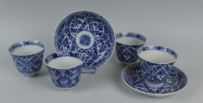 null CHINE
Quatre gobelets et deux soucoupes en porcelaine à décor en bleu sous couverte...