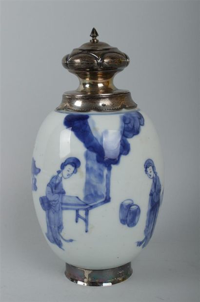 null CHINE
Vase en porcelaine de forme ovoïde à décor en bleu sous couverte de femmes...