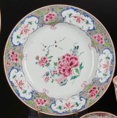 null CHINE
Assiette en porcelaine à décor polychrome des émaux de la Famille rose...