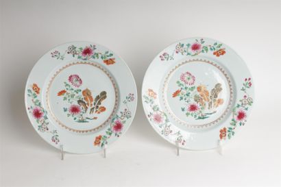 null CHINE
Deux assiettes en porcelaine à décor polychrome des émaux de la Famille...