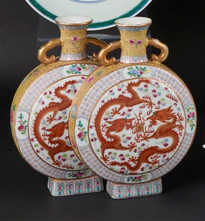 null CHINE
Vase en porcelaine formé de deux gourdes circulaires réunies à décor polychrome...