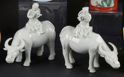 null CHINE
Paire de groupes en porcelaine blanche formés d'un jeune garçon jouant...