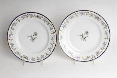 null CHINE
Deux assiettes en porcelaine à décor en grisaille et or au centre d'oeillets...