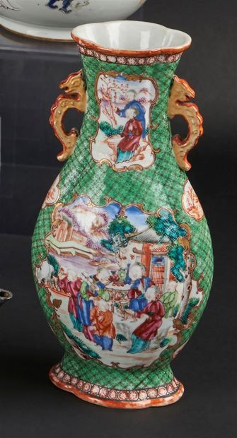 null CHINE
Vase balustre à panse plate en porcelaine à décor polychrome des émaux...