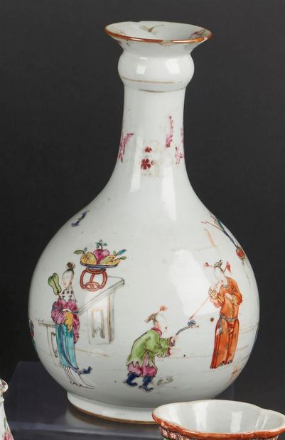 null CHINE
Vase balustre à panse ovoïde en porcelaine à décor polychrome des émaux...