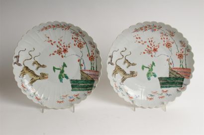 null CHINE
Deux coupes en porcelaine à décor polychrome des émaux de la Famille verte...