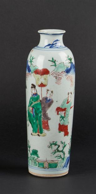 null CHINE
Vase oblong en porcelaine à décor polychrome des émaux de la Famille verte...