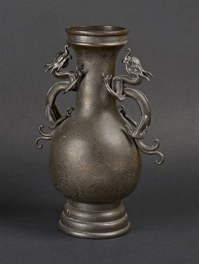 null INDOCHINE - Vers 1900
Vase balustre en bronze à patine brune à décor incrusté...