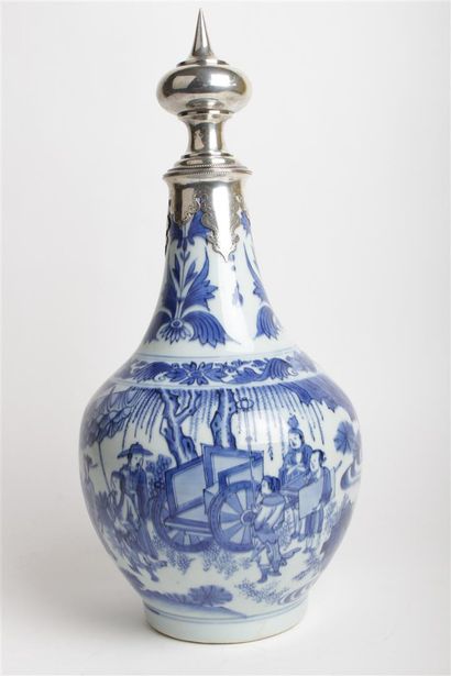 null CHINE
Vase de forme balustre en porcelaine à décor en bleu sous couverte d'un...
